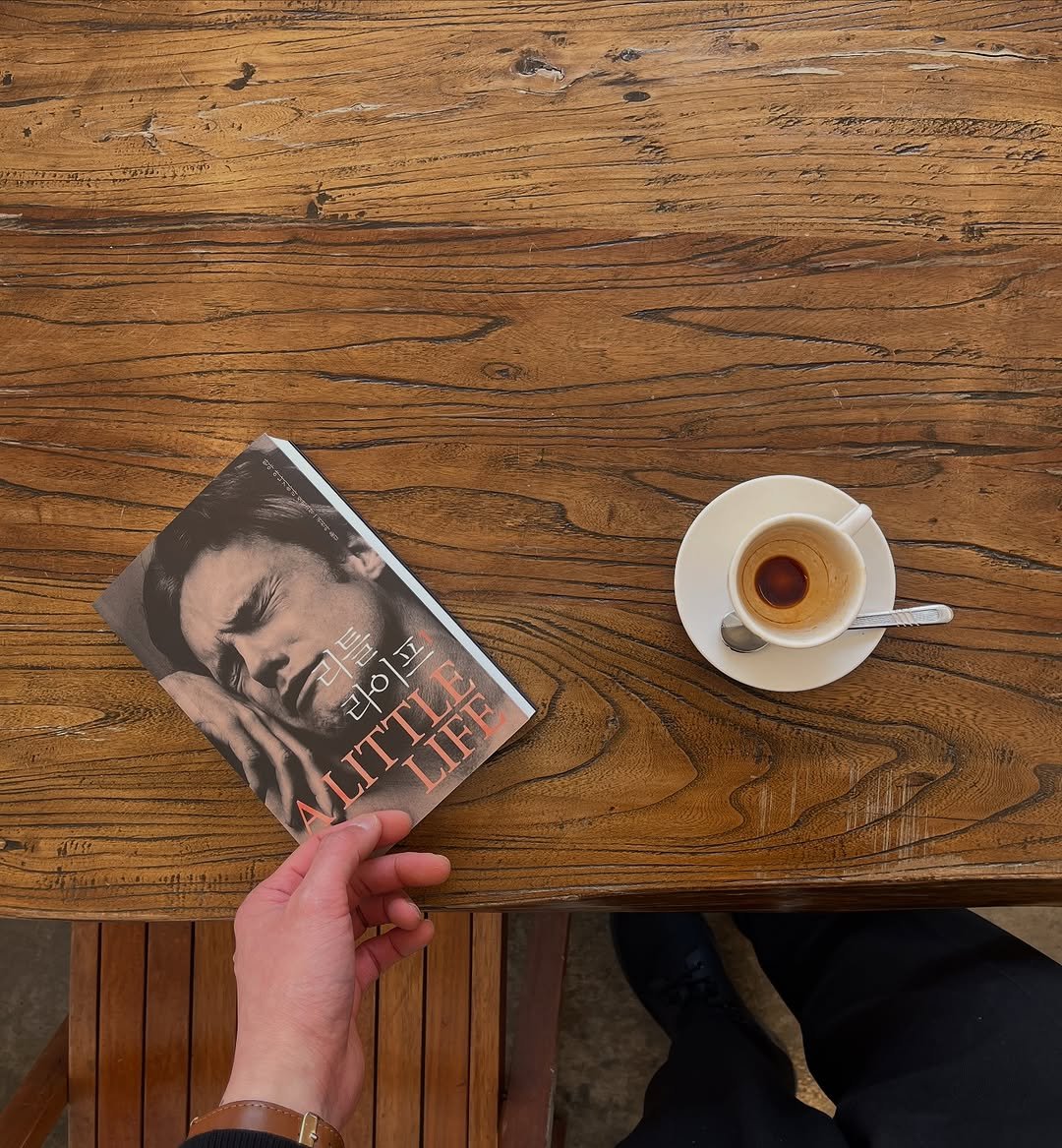 Photo shared by 오히려 좋아요 북브루잉 on May 01, 2025 tagging @1_euro_projects, and @1_euro_west. May be an image of 1 person, coffee cup, newspaper, book and text that says '틀 ALITTLE 라이프 라이피 II LIFE'.