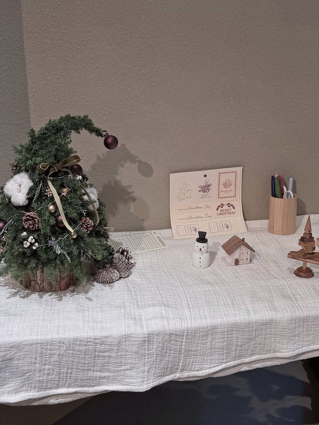 Photo by 🤍🐰🤍 on January 02, 2026. May be an image of gingerbread cookie, table, christmas tree, snowman, tinsel, tablecloth, pinecone, baby's-breath and text.