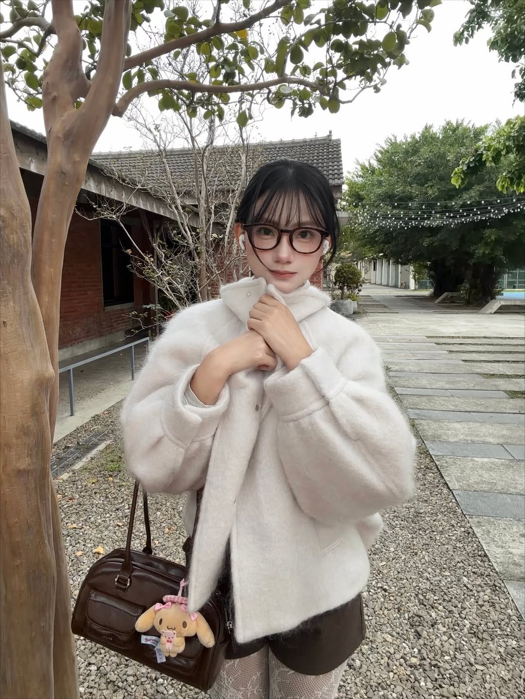 Photo by 🤍🐰🤍 on November 21, 2025. May be an image of duffle coat, overcoat, fur, parka, jacket and text.