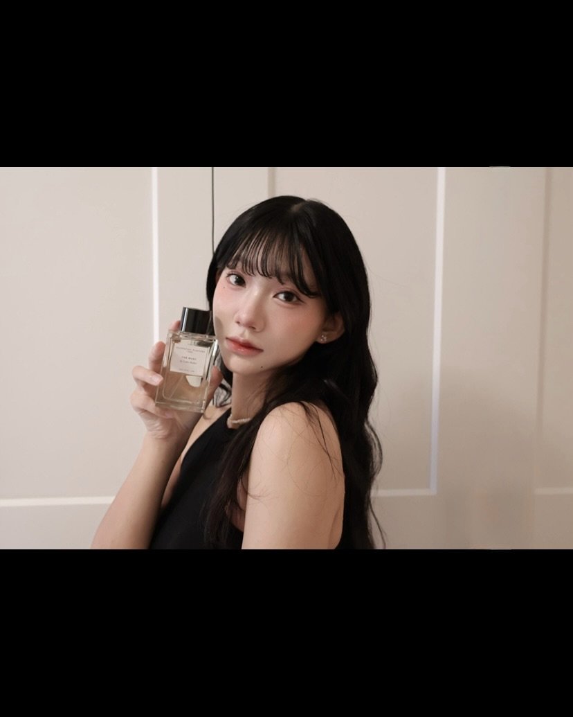 Photo shared by 🤍🐰🤍 on December 13, 2025 tagging @1010hope, and @essential.parfums. May be an image of one or more people, makeup, hair product, fragrance, perfume and text.