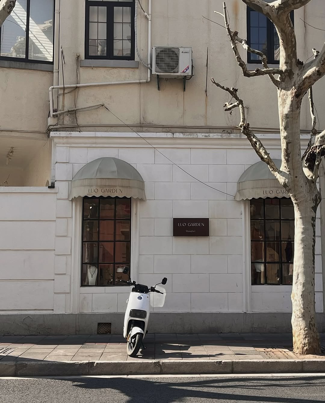Photo by 🤍🐰🤍 on May 29, 2025. May be an image of parking meter, scooter and street.