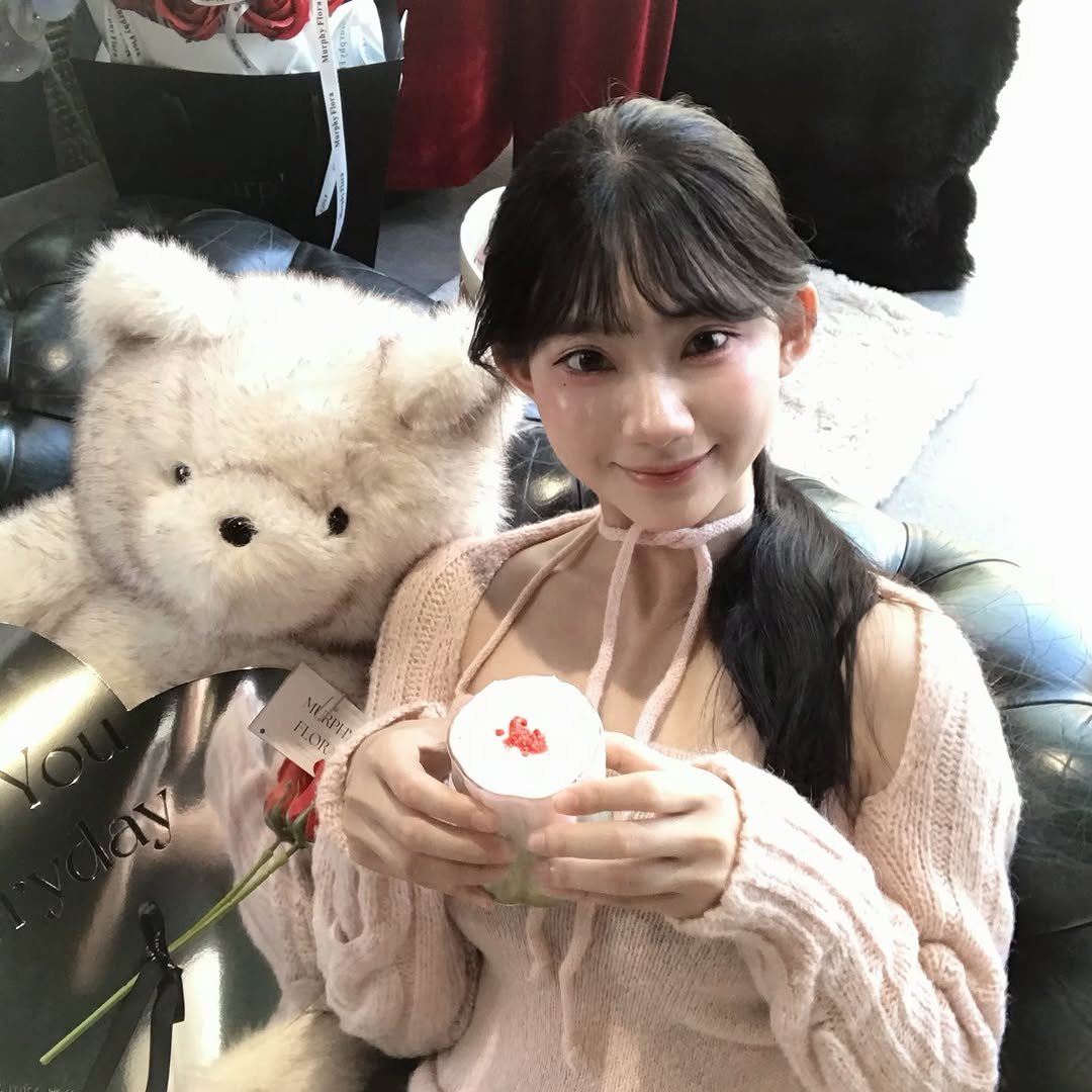 Photo shared by 🤍🐰🤍 on January 31, 2026 tagging @wakeywakeycafe_space. May be an image of dessert, heart, baby's-breath, rose and text.