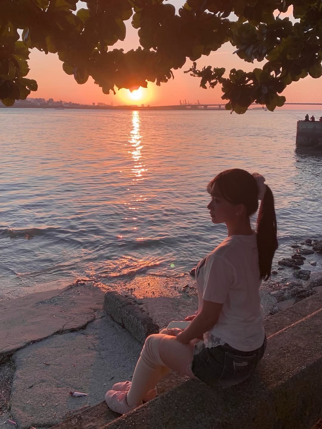 Photo by 🤍🐰🤍 on November 30, 2025. May be an image of ocean, twilight, horizon and text.