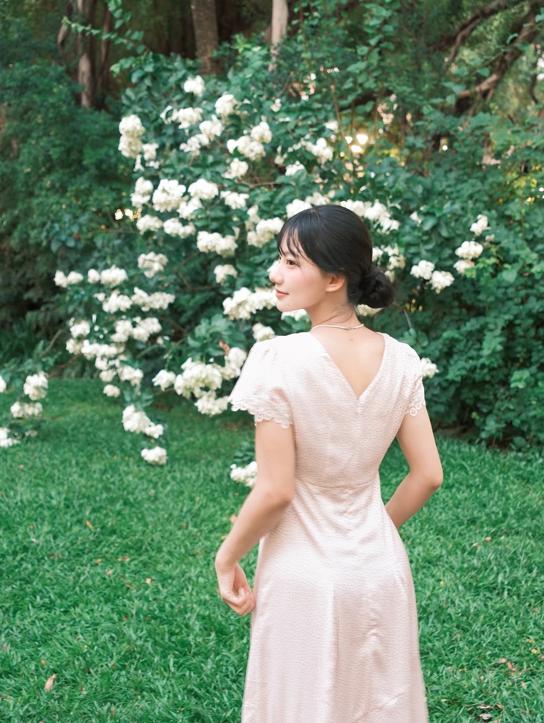 Photo shared by 🤍🐰🤍 on June 27, 2025 tagging @herlipto, @herlipto_tw, and @promoinfinity_tw. May be an image of 1 person, gown, dress, prairie gentian, outdoors and text.