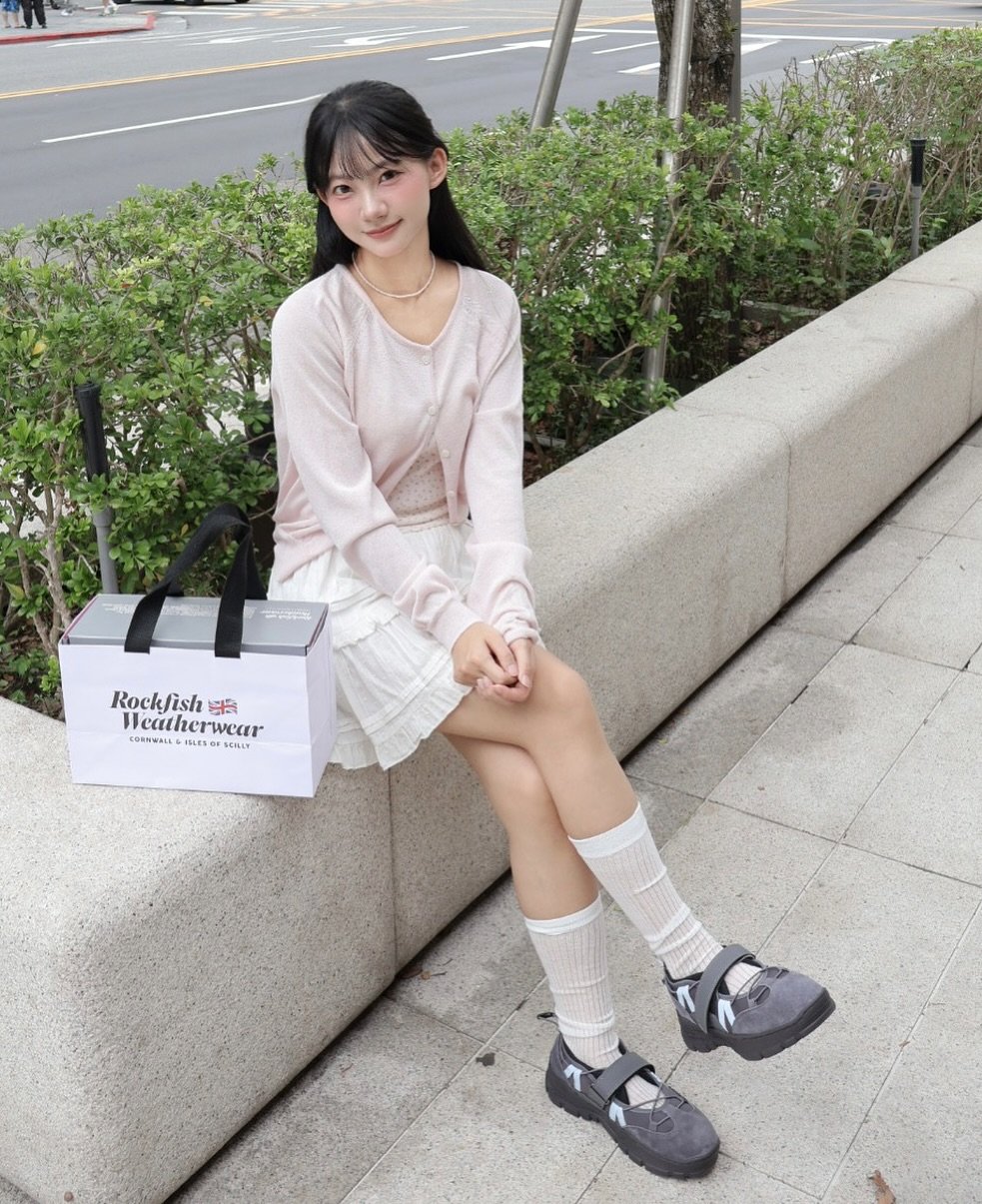 Photo shared by 🤍🐰🤍 on July 15, 2025 tagging @rockfish_official, and @rockfishweatherwear_tw. May be an image of 1 person, espadrilles, sock, sandals, slingback shoes and text.