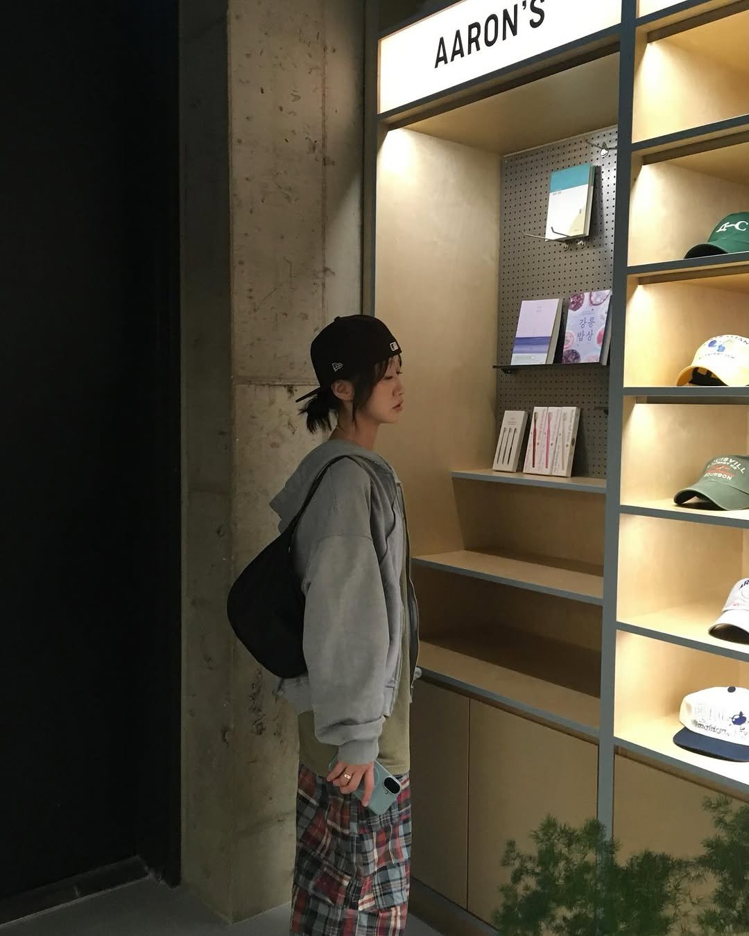 Photo by 은혜 on September 15, 2025. May be an image of duffle coat, shoes, sweatpants, display case and cornflower.