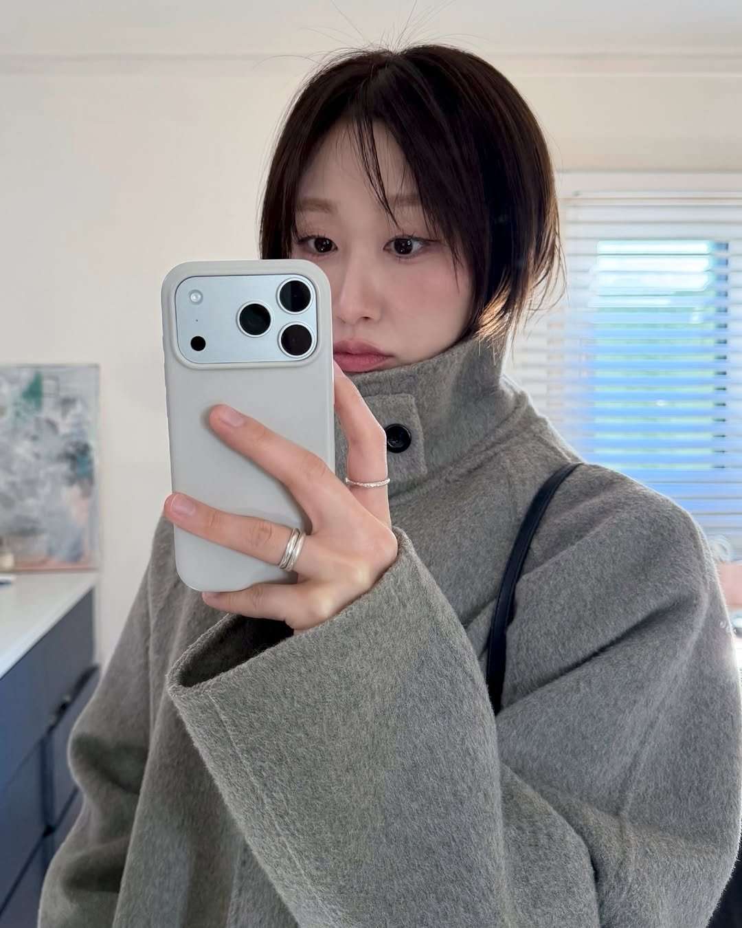 Photo by 은혜 on January 14, 2026. May be a selfie of one or more people, hair, duffle coat, overcoat, phone, turtleneck, parka, jacket, mirror and text.