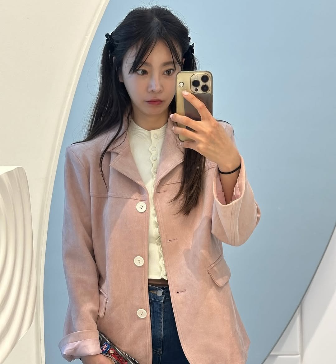 Photo by 이블리프로젝트🩵 on September 24, 2025. May be a selfie of 1 person, hair, duffle coat, overcoat, jacket, blazer and text.