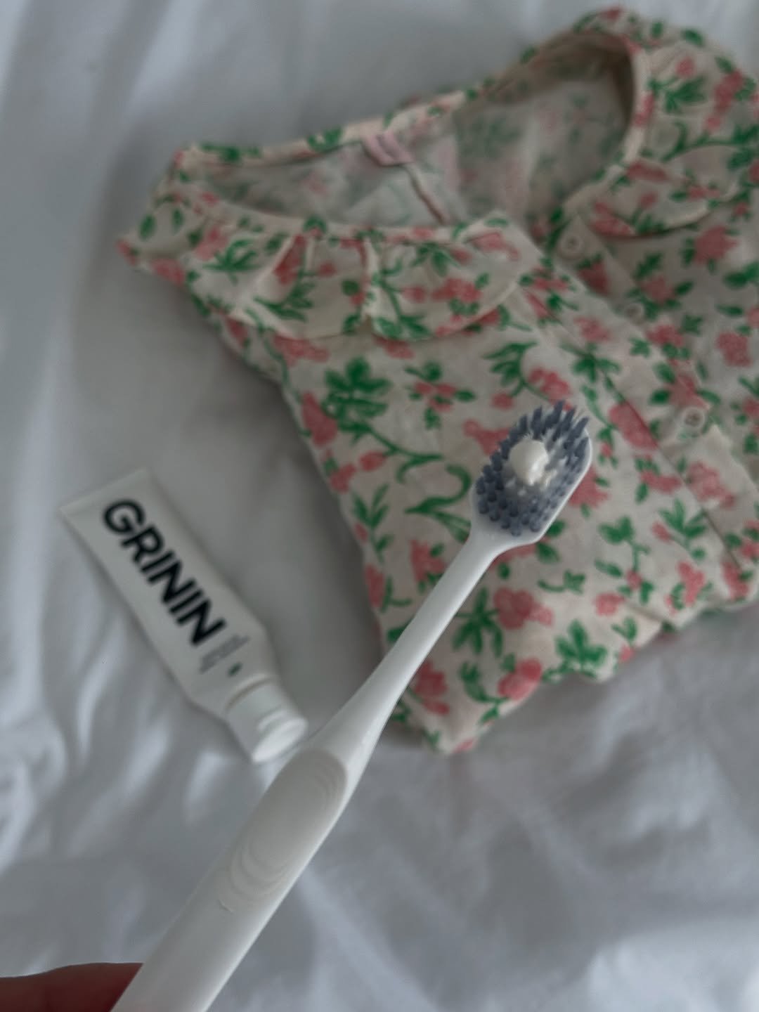 Photo by 이블리프로젝트🩵 on September 30, 2025. May be an image of hair brush, brush, toothbrush and text.