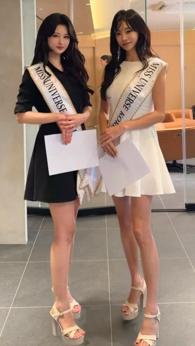 1evely1 게시물 이미지: 곧 짤라야될거같은 발꼬락 힐에 구겨넣고
부상투혼 미스유니버스 촬영📸
(나 요새발가락...