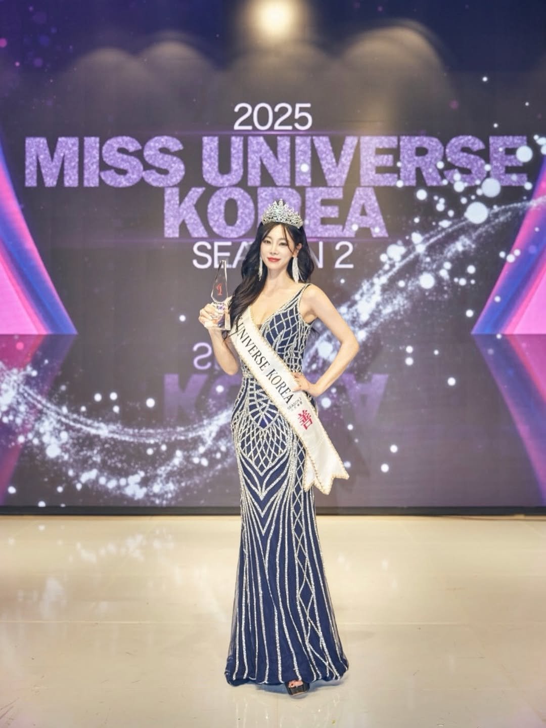Photo by 이블리프로젝트🩵 on December 23, 2025. May be an image of text that says '2025 MISS UNIVERSE Ko ΚΟΛE WEA SEA SEASX2 12 r NIVERSE ΑγπηςΥ ERSE KOREA* 番 KOREA'.