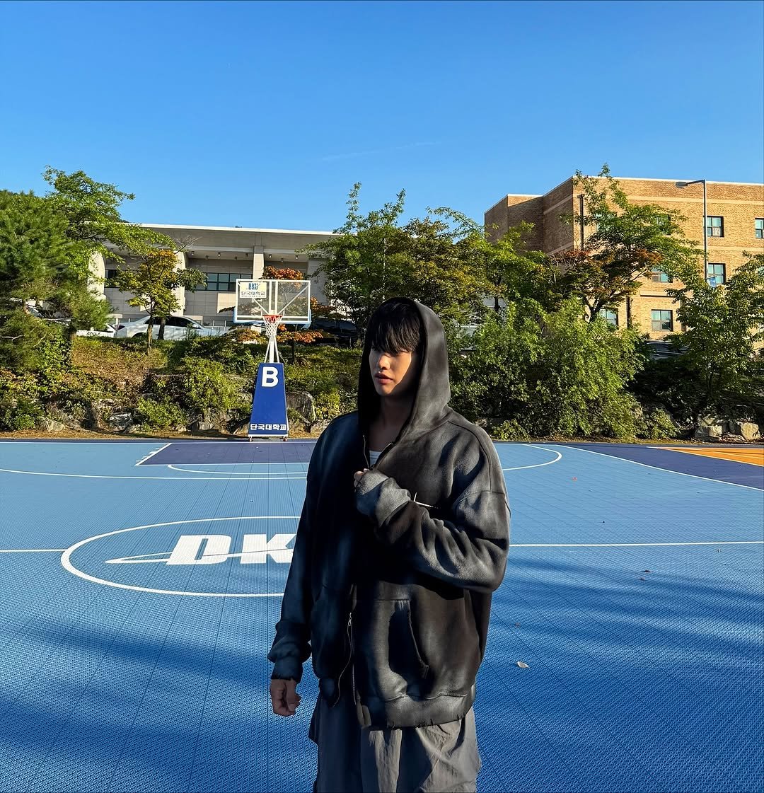 Photo by 김예현 on September 18, 2025. May be an image of 1 person, playing basketball, backboard, sportswear, face mask, sweatsuit, sweatpants, basketball court and text.