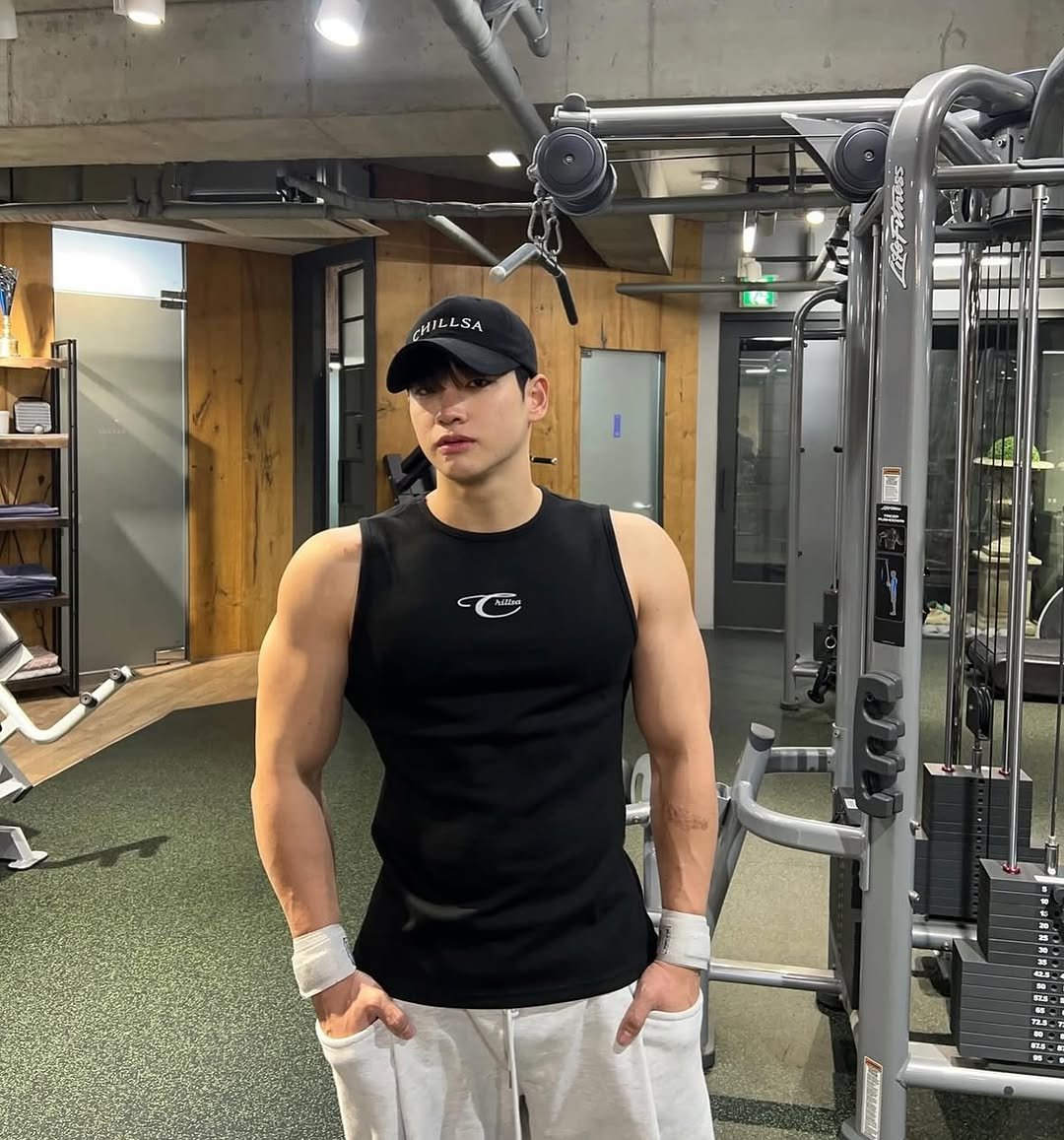 Photo shared by 김예현 on July 11, 2025 tagging @fit_and_hill, and @chillsa.co.kr. May be an image of 1 person, biceps, body building, activewear, tanktop, dumbbell, sweatpants, sportswear and text.