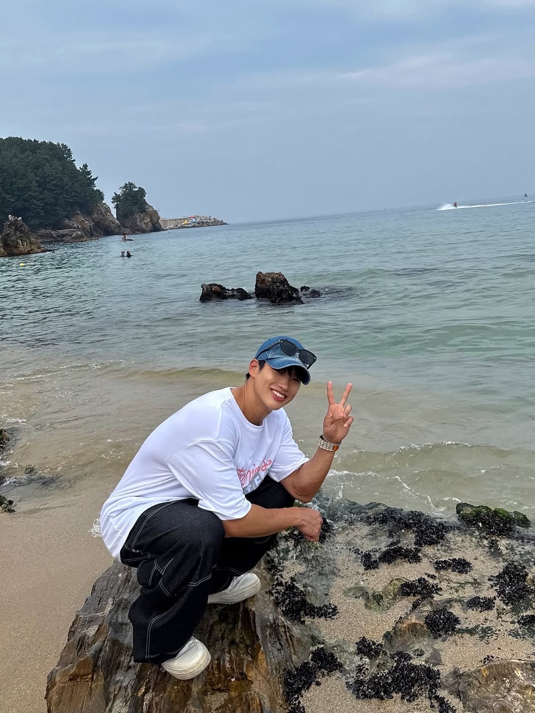 Photo by 김예현 on August 03, 2025. May be an image of 1 person, ocean, beach and text.