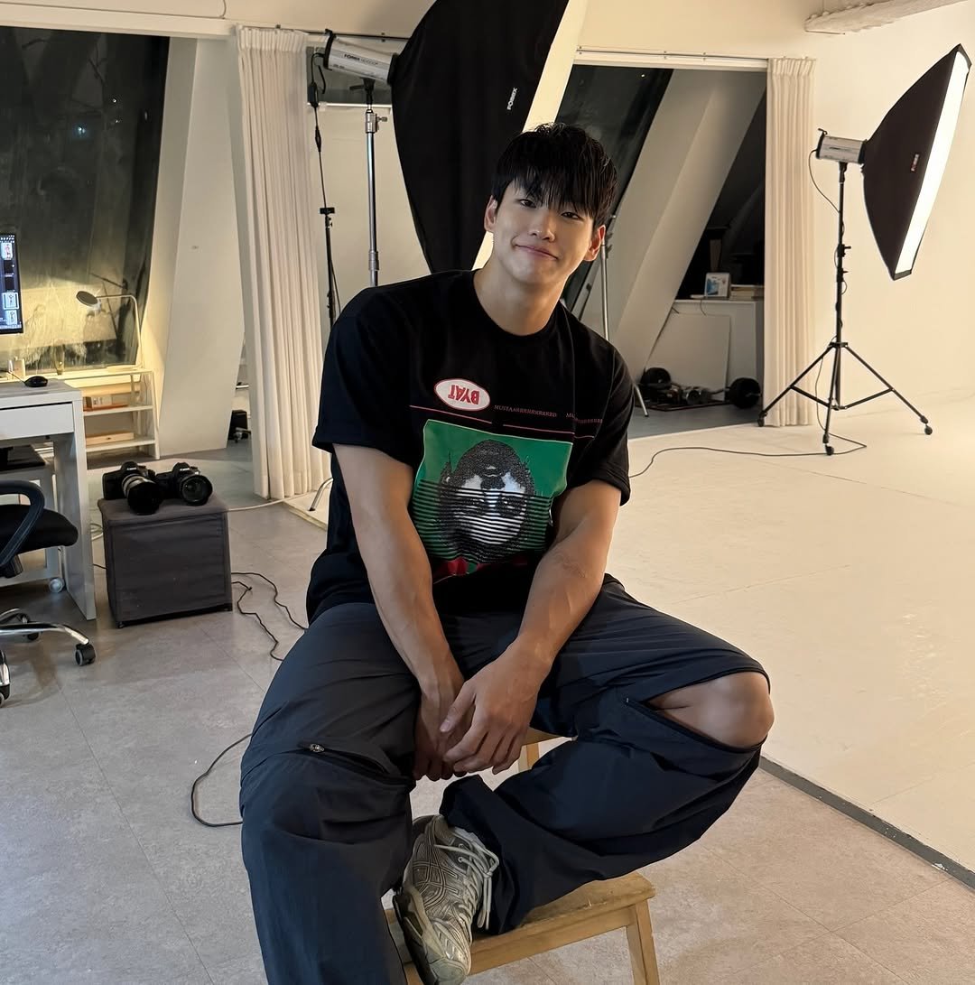Photo shared by 김예현 on August 26, 2025 tagging @dosangil, and @wooa_de. May be an image of 1 person, sweatpants and text.