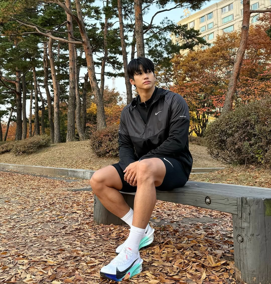 Photo shared by 김예현 on November 12, 2025 tagging @nike, and @nikeseoul. May be an image of duffle coat, wingtip shoes, sportswear, parka, shorts, outdoors and text.