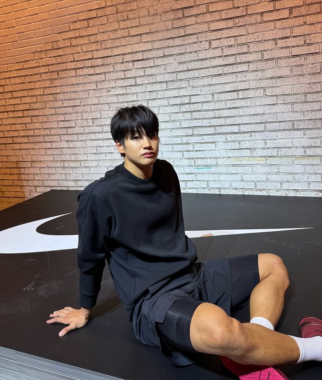 Photo shared by 김예현 on November 06, 2025 tagging @nike, and @nikeseoul. May be an image of one or more people, bangs, sportswear, turtleneck, top, sweatpants and text.