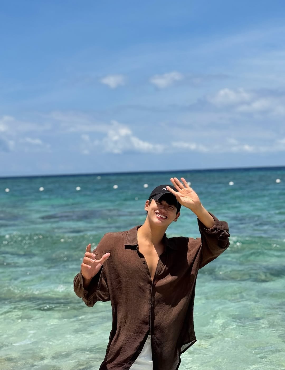 Photo shared by 김예현 on September 05, 2025 tagging @sj.one, and @tudentalclinic. May be an image of 1 person, ocean and text.