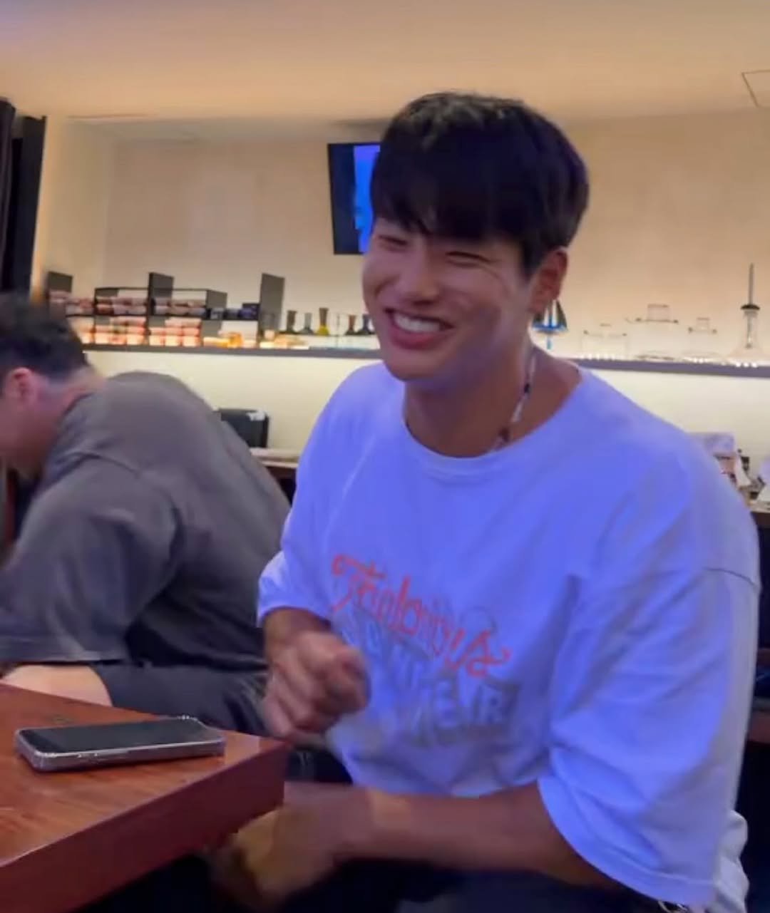 Photo by 김예현 on September 30, 2025. May be an image of 2 people, bangs, top and text.