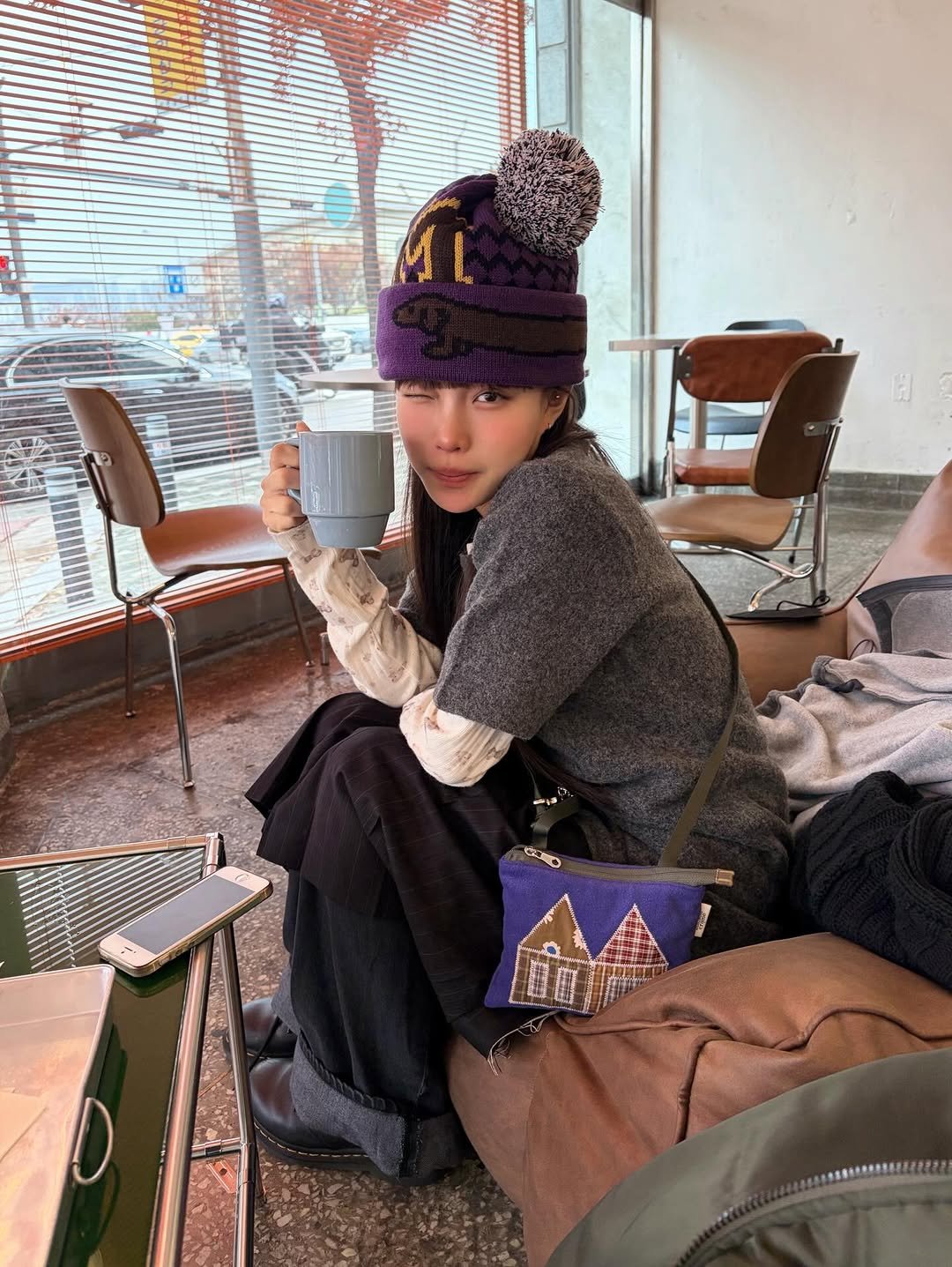 Photo shared by 지연 on November 28, 2025 tagging @areyou_seoul, @9999archivekr, @levar.kr, @maisoncreme_official, and @coyseio. May be an image of coffee cup, hat, duffle coat, parka, cup, tea, knit, beret, cornflower and text.