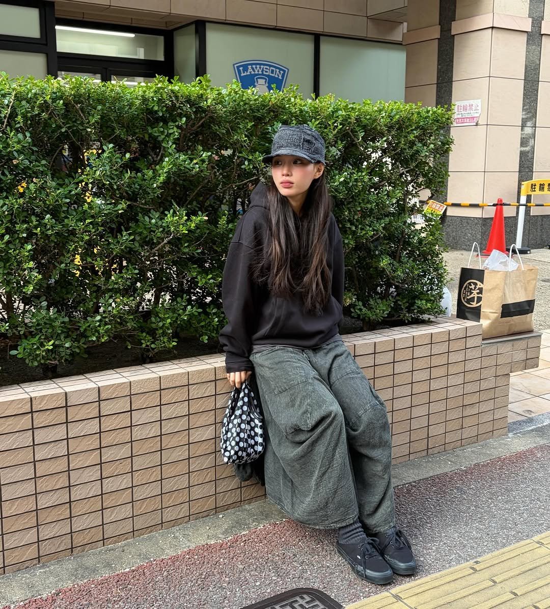 Photo by 지연 on November 24, 2025. May be an image of duffle coat, hat, parka, beret, sweatpants and text.