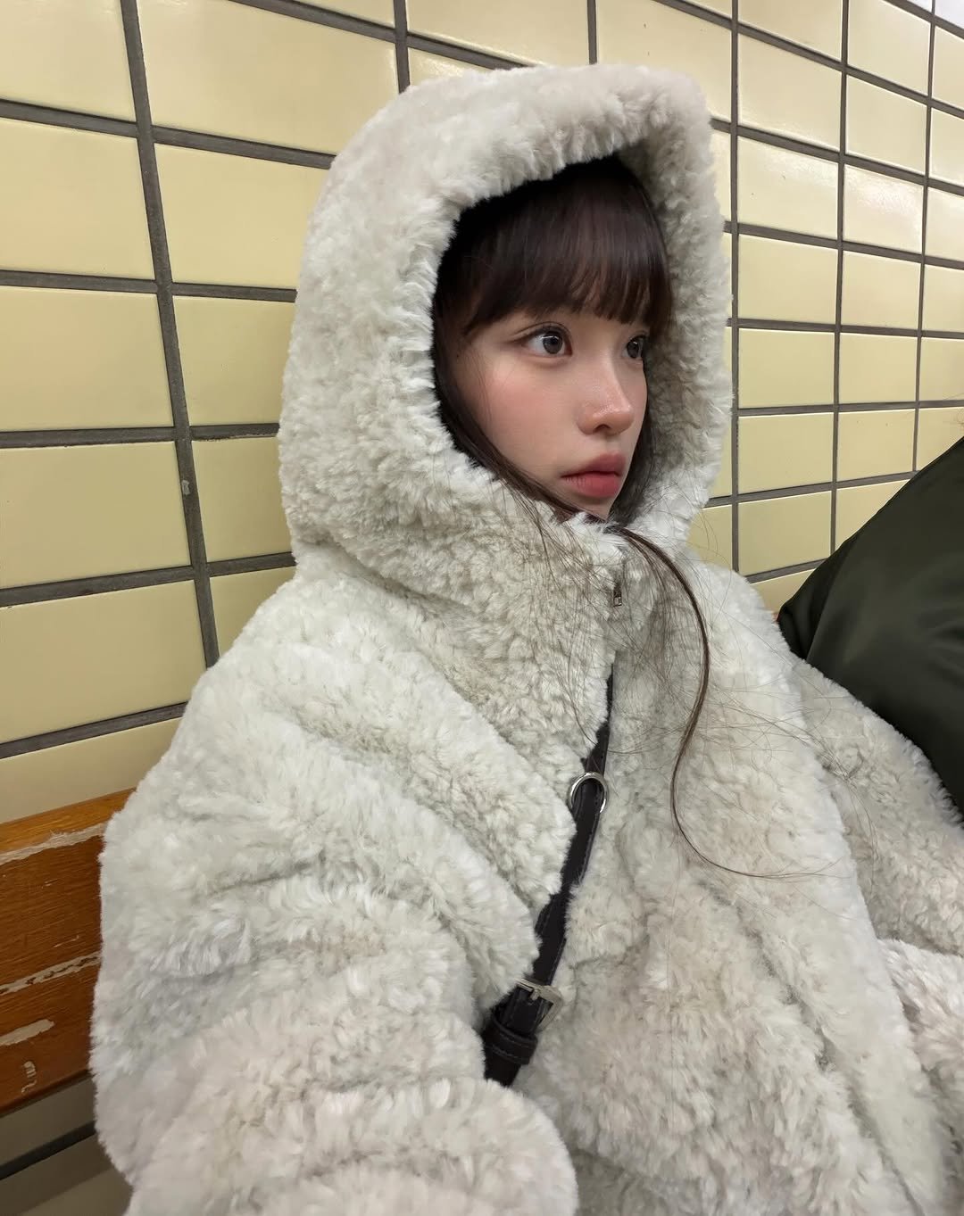 Photo shared by 지연 on December 01, 2025 tagging @monochrome.kr. May be an image of duffle coat, fur coat, goosedown coat, parka, jacket, bath robe, fleece and text.