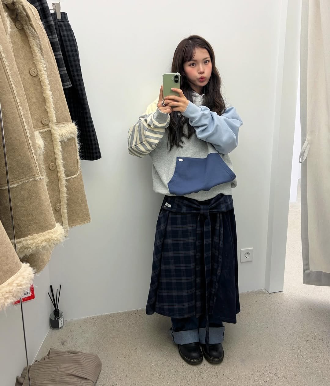 Photo shared by 지연 on November 27, 2025 tagging @ronron.co.kr. May be a selfie of duffle coat, parka and text.