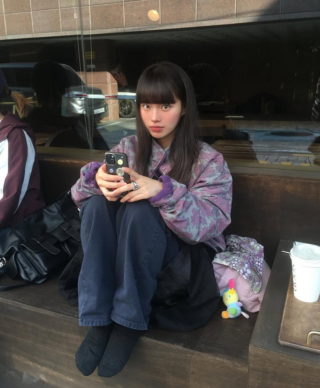 Photo shared by 지연 on November 13, 2025 tagging @levar.kr, and @poevpoevpoev. May be an image of one or more people, hair, phone, duffle coat, parka, cigarette and text.