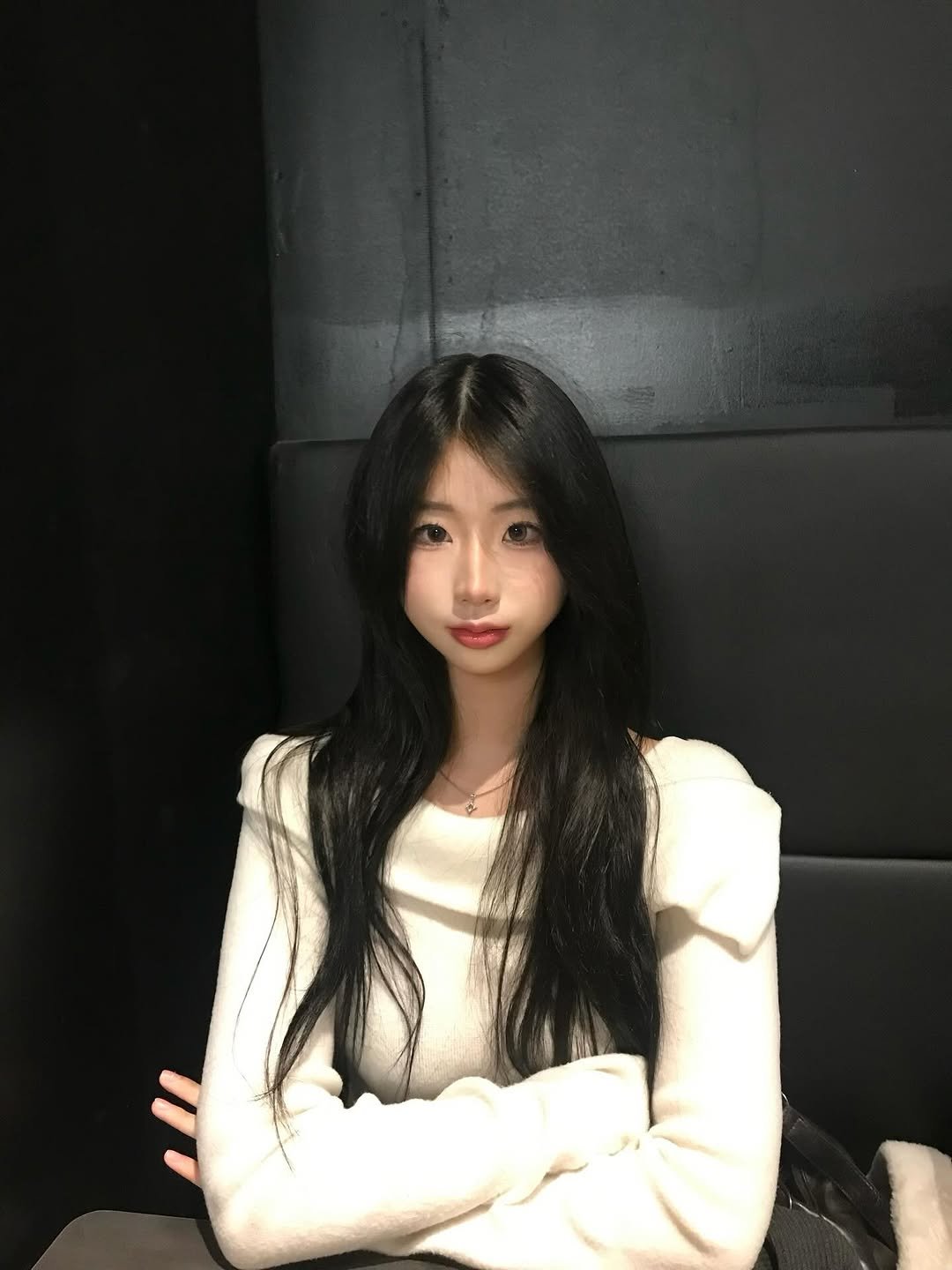 Photo by 냐린 on December 09, 2025. May be an image of one or more people, hair and top.