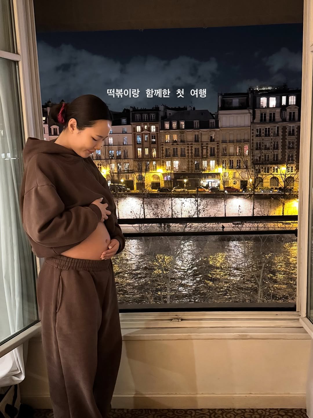 Photo by 한별두별 | 스킨케어•뷰티 크리에이터🤍 on December 17, 2025. May be an image of sling, bath robe, sweatsuit, sweatpants and text.