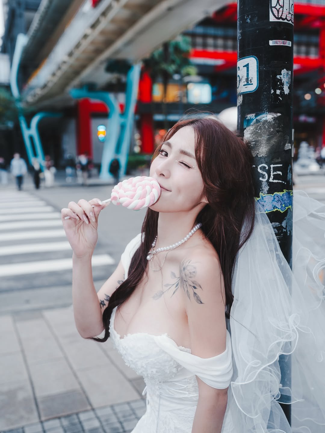 2000__fang 게시물 이미지: 🍭🥀🤍
不踏入愛情的墳墓 就拍拍照過個癮

📸： @freeze_flim