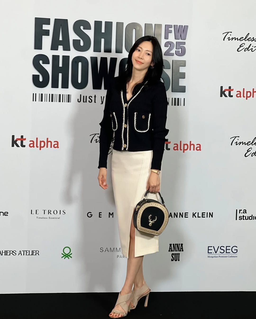 Photo shared by 고서연 on September 27, 2025 tagging @kt_alpha_shopping. 사람 1명 및 문구: 'Timeles Edi FASHIONE FW 25 SHOW E II Just y យ IIII t alpha ktalph kt alph kt alpha Timel Ed e LE LETROIS Timeloss inelessEssençial Essencial GEM ANNE KLEIN HIERS HIERSATELIER ATELIER r.a studı SAMM PAR ANNA SUI E.VSEG Maagokan MaagkanhmianG ល หสาราท'의 이미지일 수 있음.
