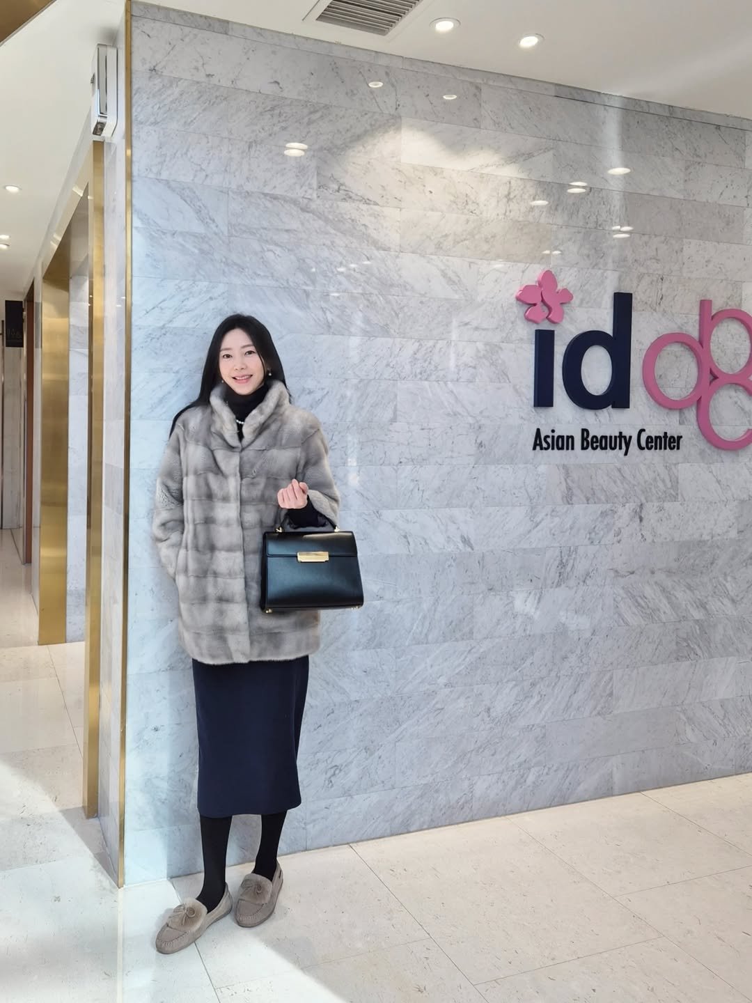 Photo shared by 고서연 on February 07, 2026 tagging @iddental. May be an image of sable coat, duffle coat, overcoat, goosedown coat, purse, parka and text that says 'ido! Asian Beauty AsianBeautyCenter Center'.