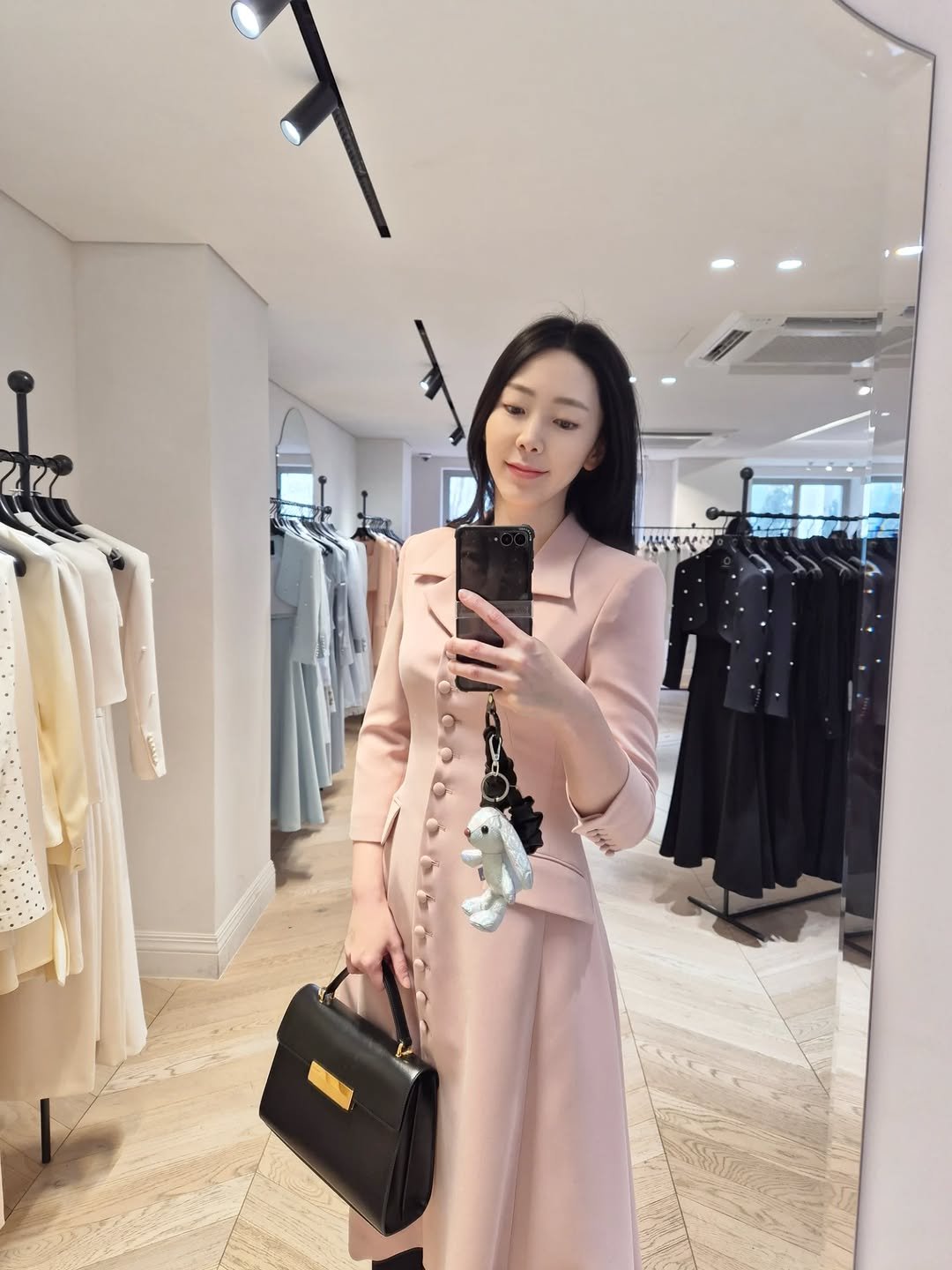 Photo shared by 고서연 on January 30, 2026 tagging @avouavou. 오버코트 및 텍스트의 이미지일 수 있음.