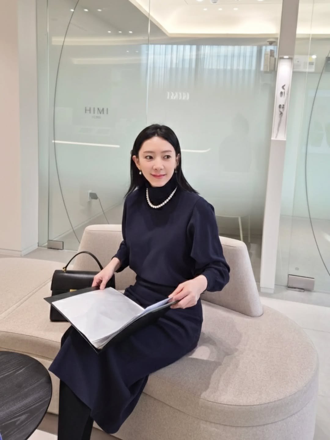 Photo shared by 고서연 on February 10, 2026 tagging @himiclinic. 공부, 정장, 터틀넥, 사무실 및 텍스트의 이미지일 수 있음.