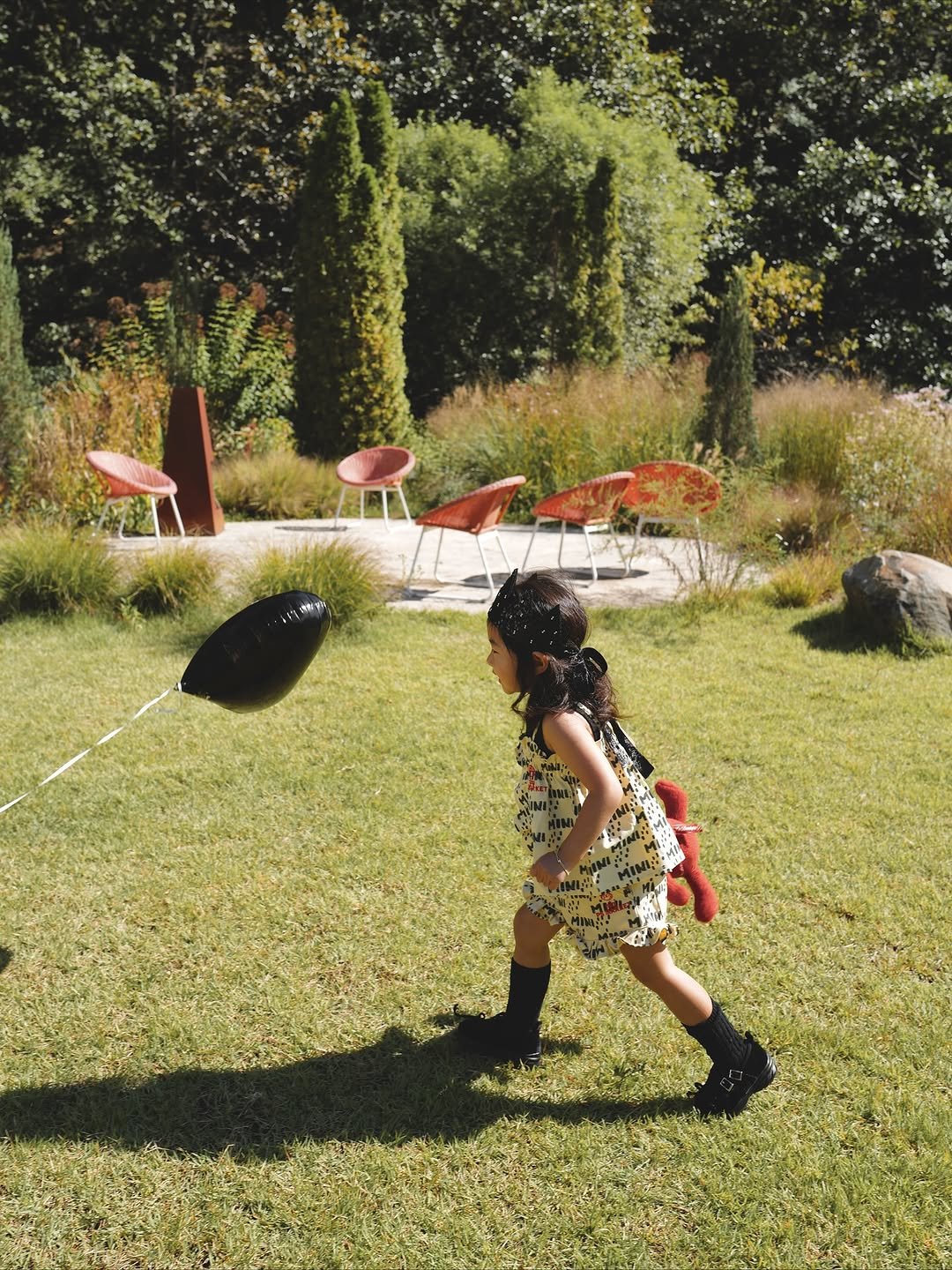 Photo shared by 선선부부하우스 남민선 on September 22, 2025 tagging @sevenseasons.kr. May be an image of 1 person, child and frisbee.