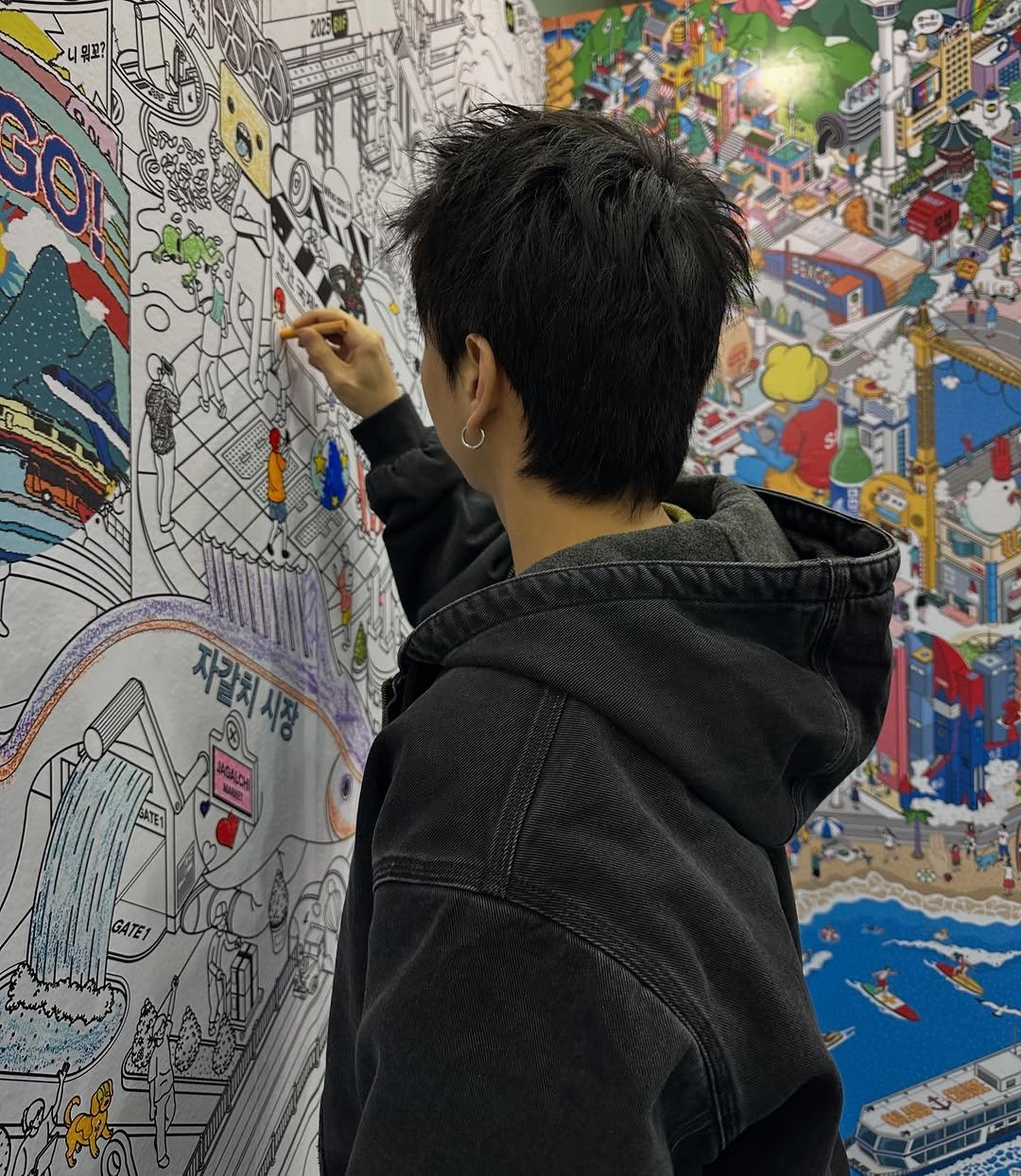 Photo by 피로 on November 25, 2025. May be pop art of lego and text.