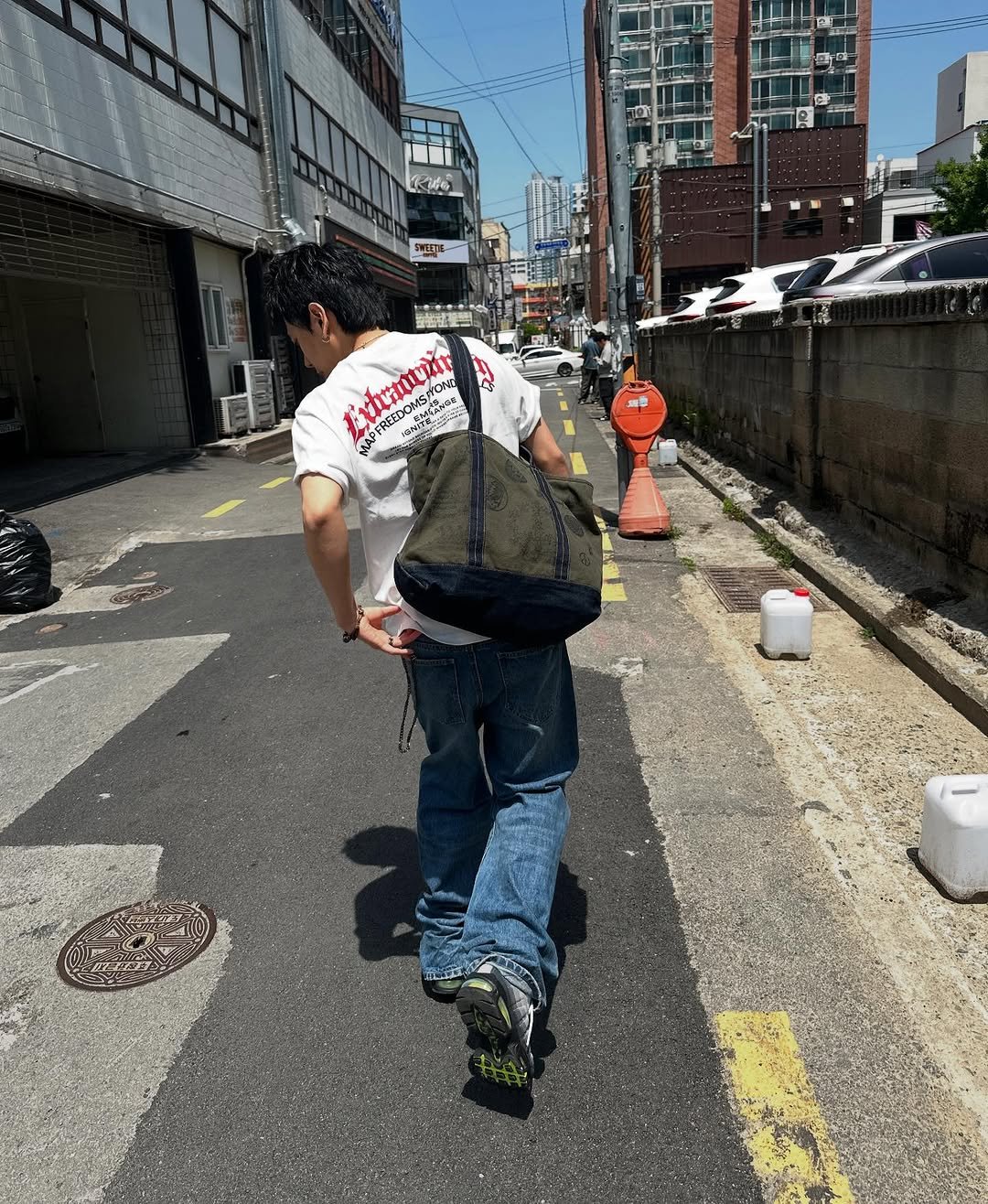 Photo shared by 피로 on May 08, 2025 tagging @thisisneverthat, and @_extraordinary_official_.