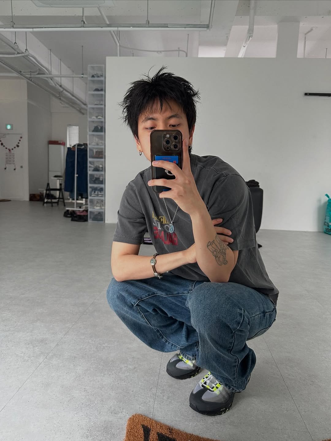 Photo shared by 피로 on April 22, 2025 tagging @nike, @aeca_official, and @_extraordinary_official_.