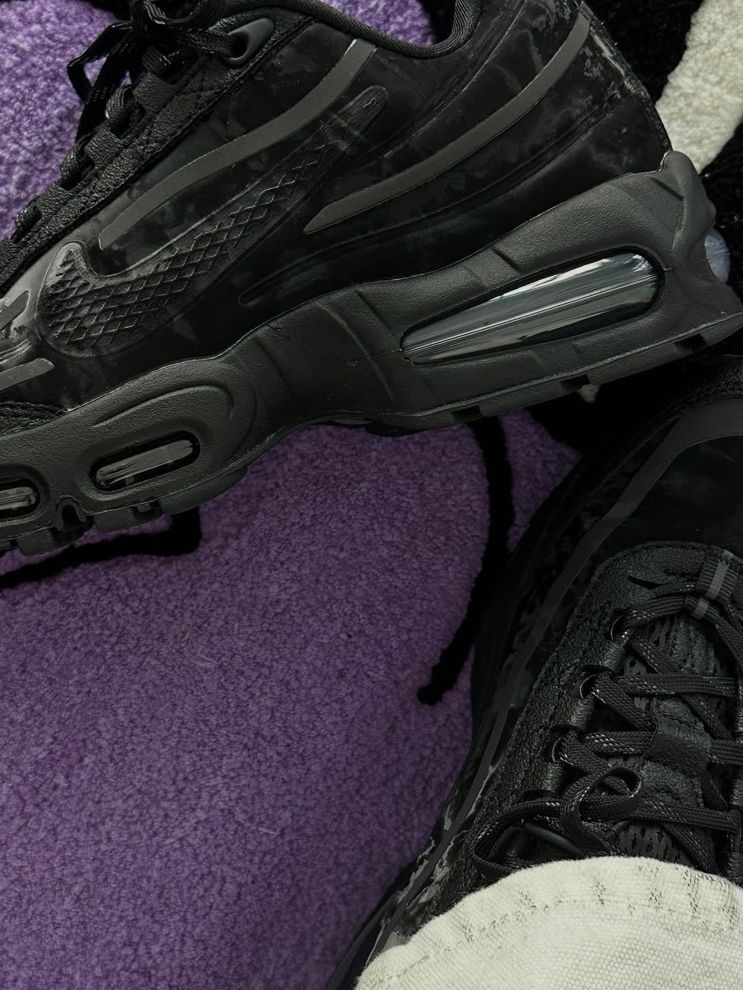 Photo by 피로 on May 29, 2025. May be an image of sneakers.