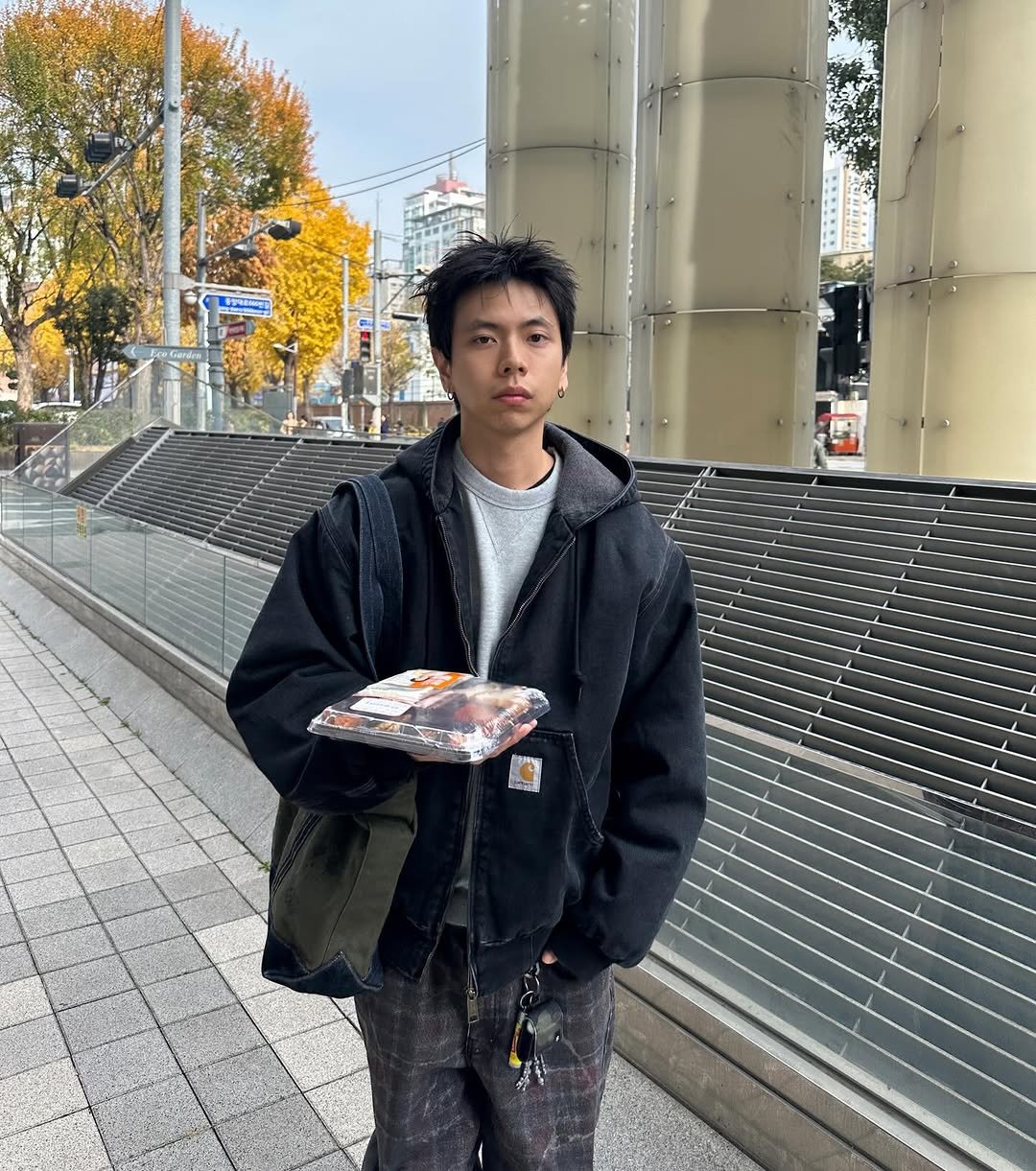 Photo by 피로 on December 05, 2025. May be an image of overcoat, duffle coat, turtleneck, parka and text.