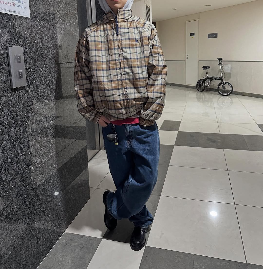 Photo by 피로 on December 12, 2025. May be an image of duffle coat, parka, flannel and text.