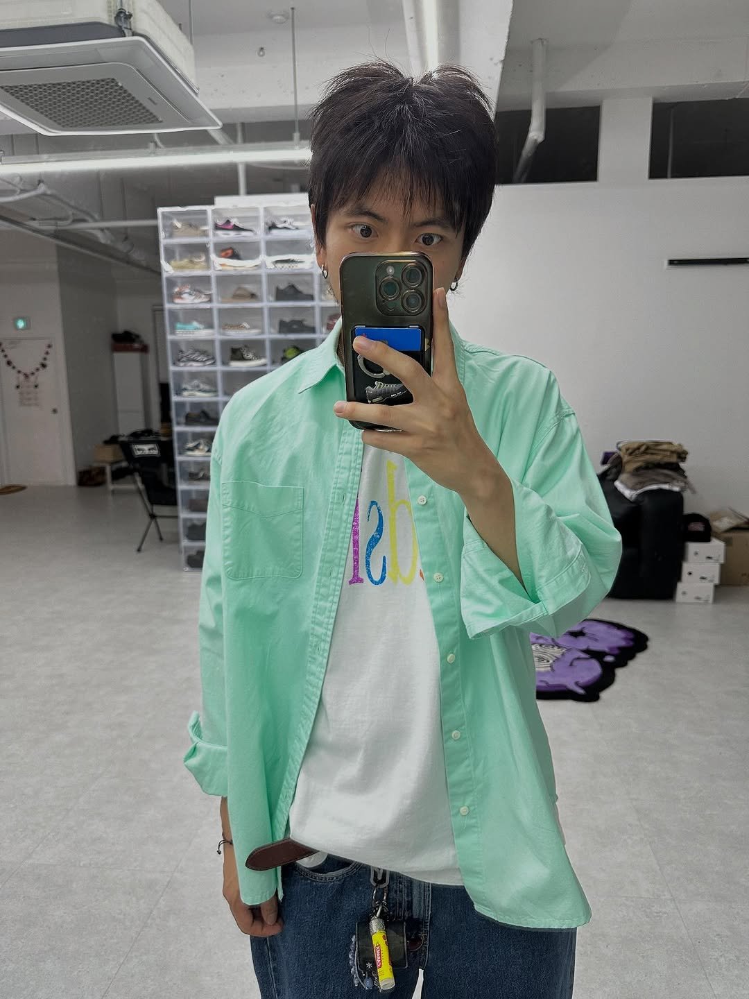 Photo by 피로 on September 27, 2025. May be an image of 1 person, jacket, bath robe, parka, raincoat and text.