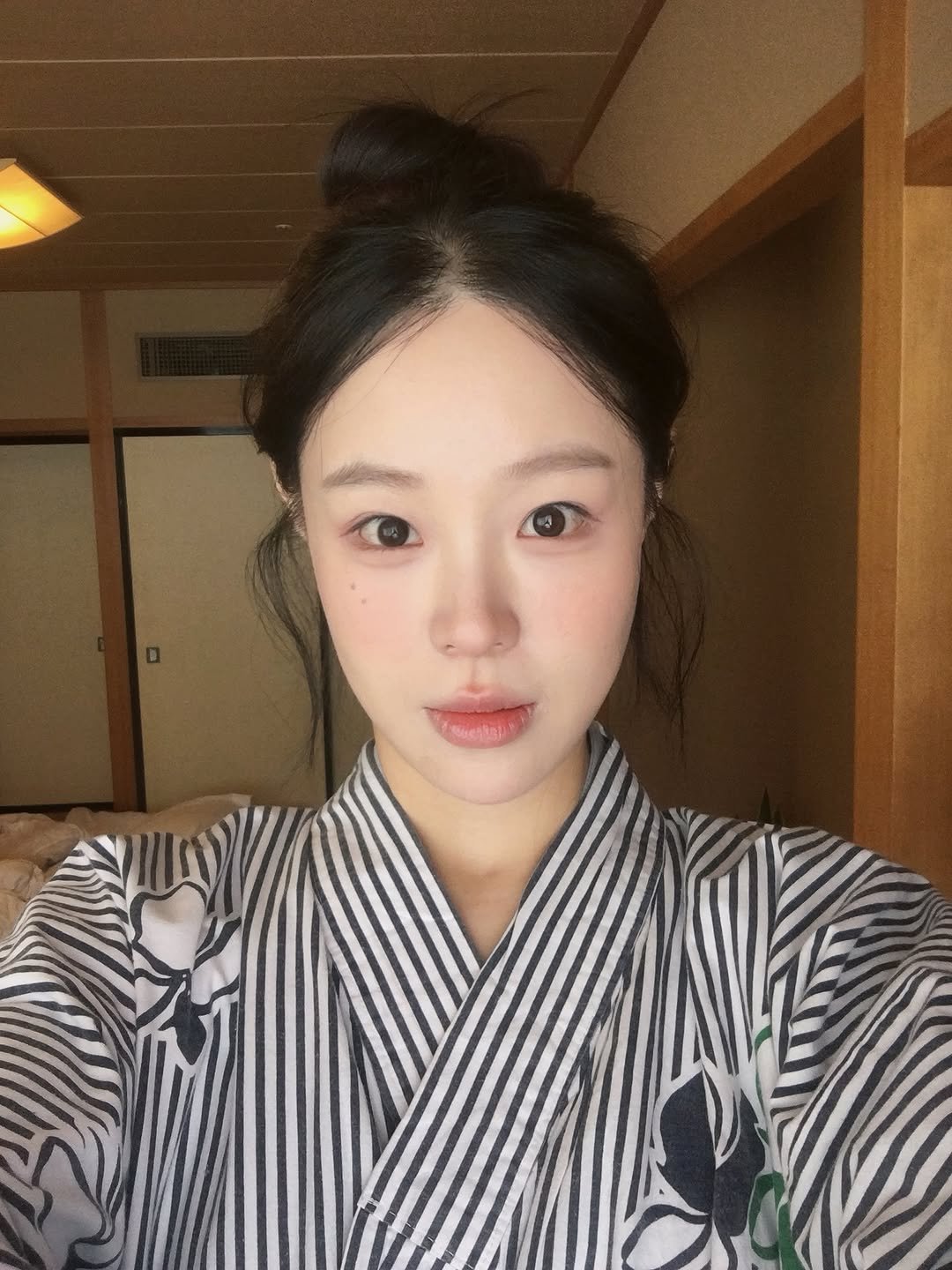 Photo by 메이크업아티스트 이별미 on February 09, 2026. May be an image of one or more people, hair, robe, bath robe and text.