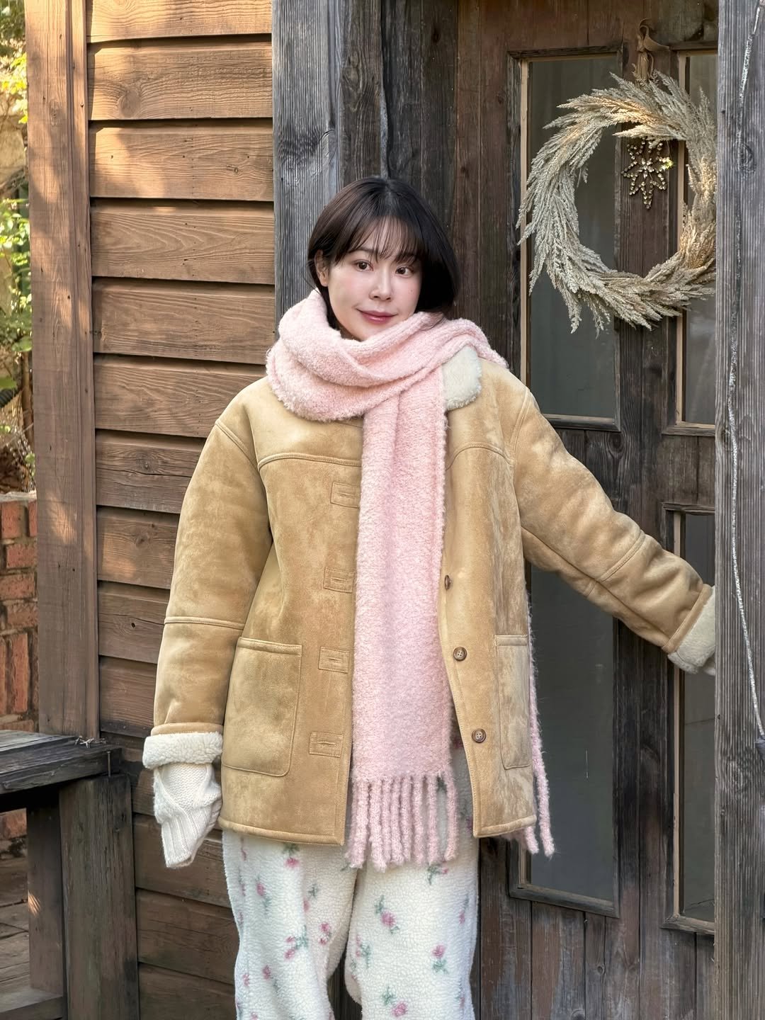 Photo shared by 주미 on November 06, 2025 tagging @ttudement. May be an image of child, duffle coat, overcoat, fur coat, goosedown coat, fleece, scarf, parka and text.