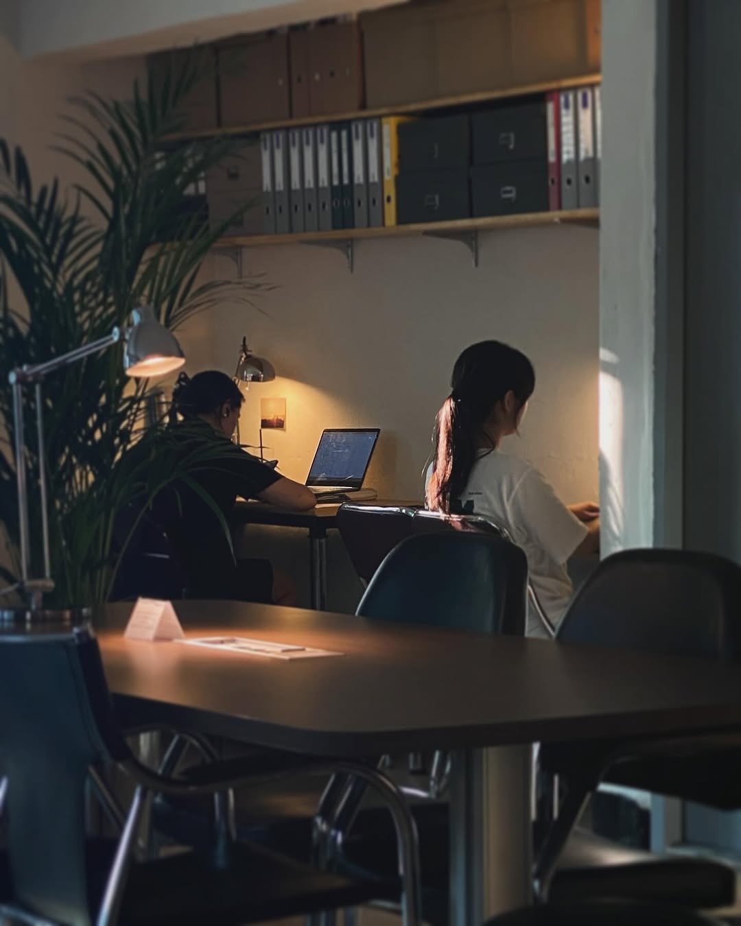 2f_samusil 게시물 이미지: 일반적으로 ‘사무실’이라고 하면 그리 유쾌한 공간은 아니죠.

제가 경험했던...