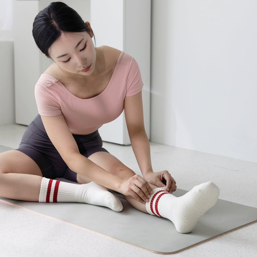 Photo by 필라테스 요가 양말 브랜드 이필굿 on August 04, 2025. May be an image of 1 person, mat, sock, tights and text.
