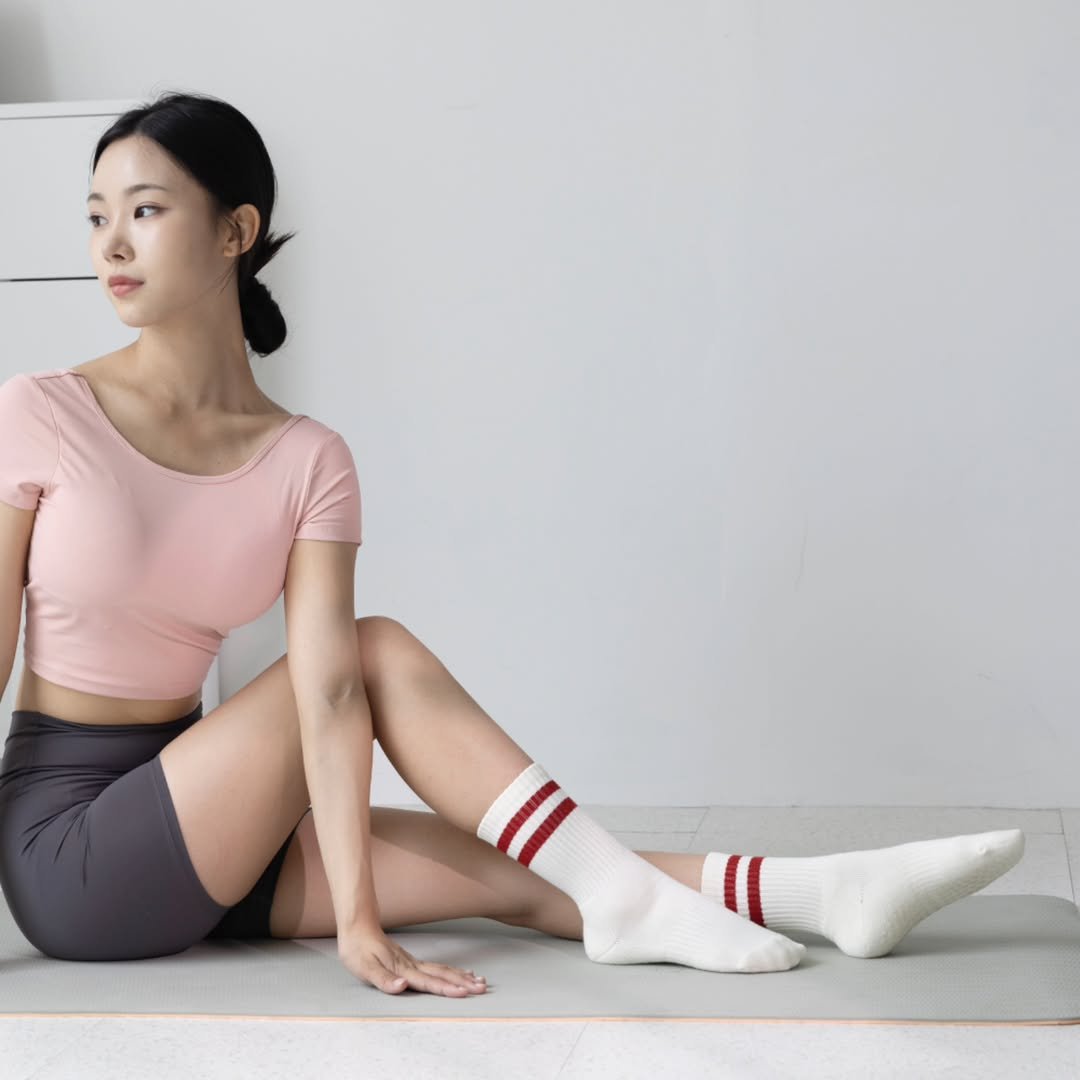 Photo by 필라테스 요가 양말 브랜드 이필굿 on August 04, 2025. May be an image of 1 person, activewear, tights, sportswear, sock and text.