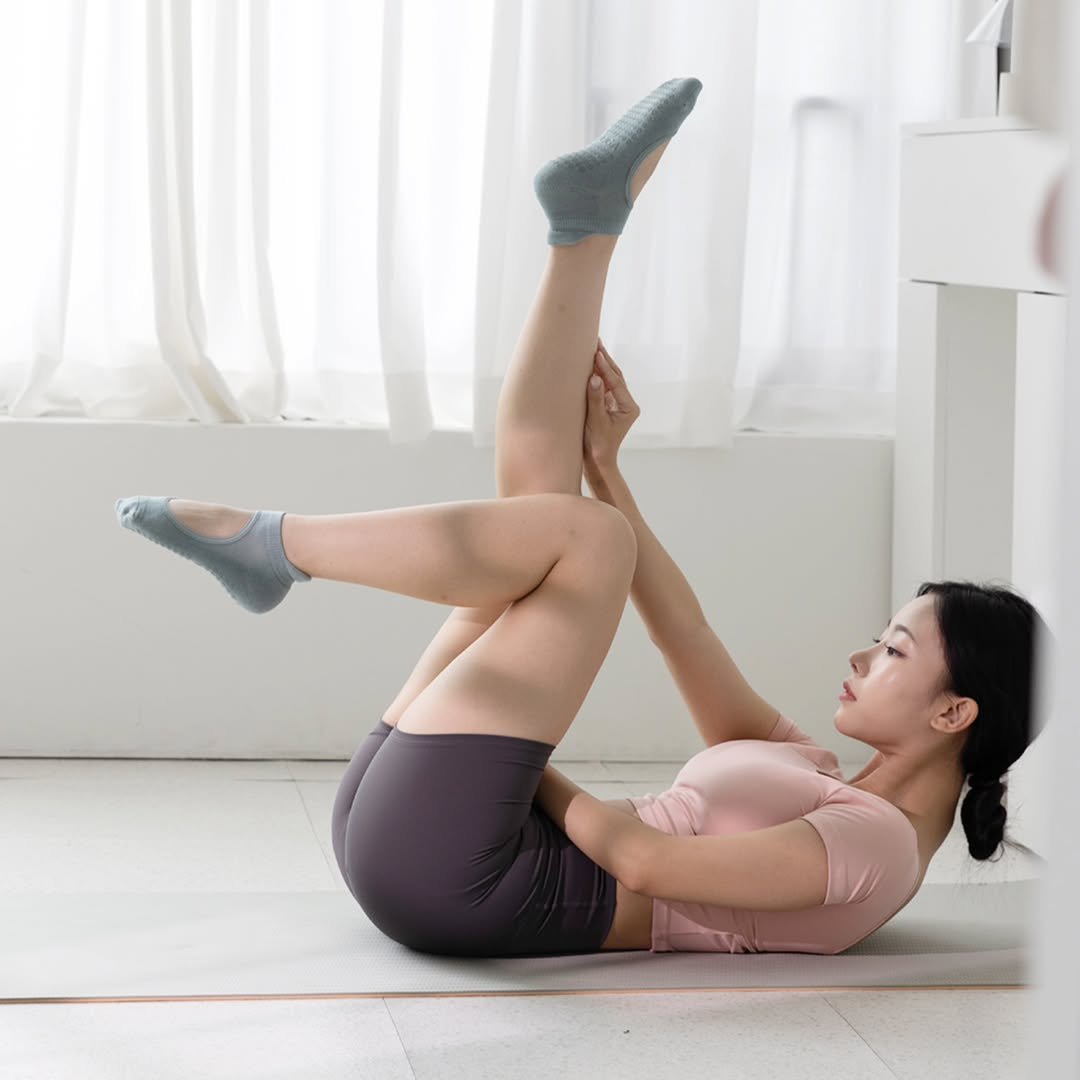 Photo by 필라테스 요가 양말 브랜드 이필굿 on August 04, 2025. May be an image of 1 person, practicing yoga, sock, mat, tights and text.
