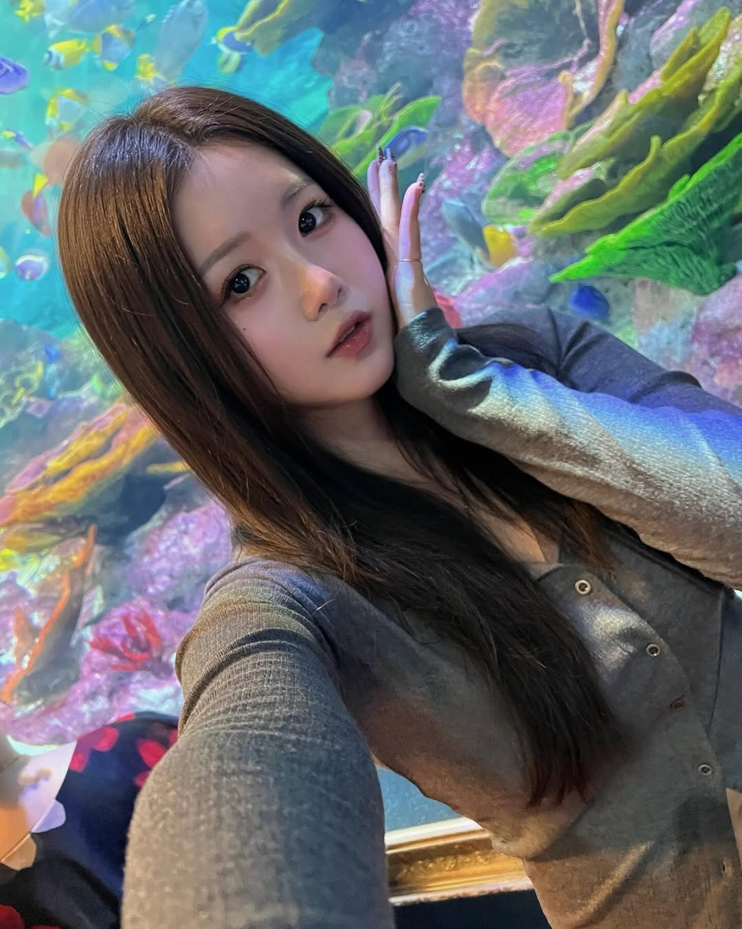 Photo by 지오 on April 18, 2026. May be an image of one or more people, hair, fish, aquarium and text.